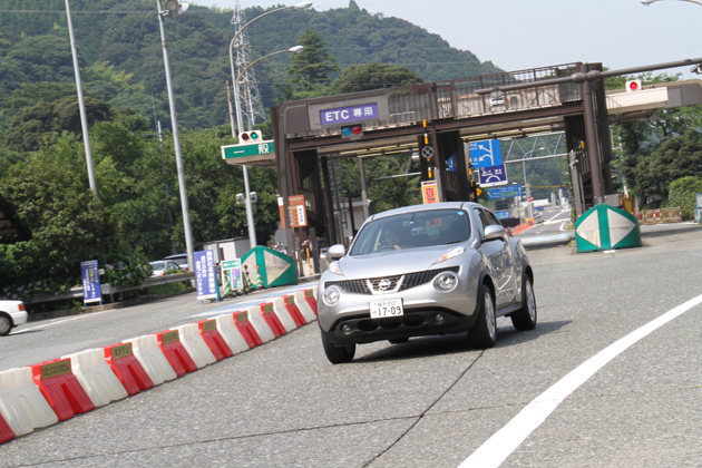 箱根新道（当時）を走る日産 ジューク