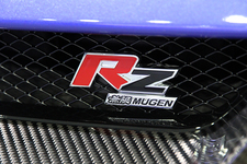 MUGEN RZ [アールズィー]（2012年新型CR-Zマイナーチェンジ／無限コンプリートカー）フロントグリル内のMUGEN RZロゴ