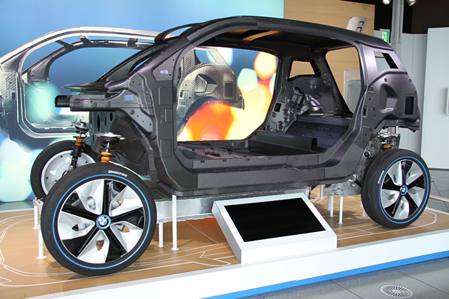 カーボンファイバー(CFRP)を採用した「LifeDrive構造」スケルトン・モデル