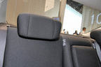 日産 新型 ラティオ「G」後席上下調整式ヘッドレスト(ただし中央席は非装着)[日産 新型「ラティオ」発表披露会]