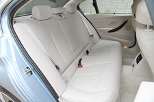 BMW ActiveHybrid 3 Modern　リアシート