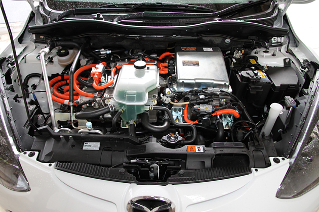 マツダ デミオEV エンジンルーム