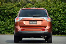 三菱 新型アウトランダー