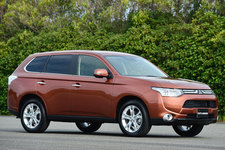 三菱 新型アウトランダー