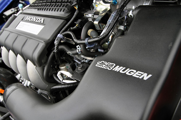ホンダ CR-Z MUGEN RZ[無限コンプリートカー／限定300台]　無限のエンブレムが光るエンジンルーム内