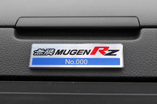 ホンダ CR-Z MUGEN RZ[無限コンプリートカー／限定300台]　シリアルナンバーが刻まれる専用プレート