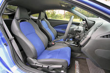 ホンダ CR-Z MUGEN RZ[無限コンプリートカー／限定300台]　センター部にラックス スエードを用いた専用フロントシート