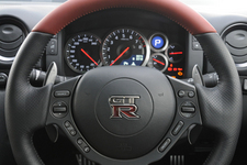 日産 新型GT-R（2013年モデル）Premium edition [ファッショナブルインテリア] ステアリング＆メーター