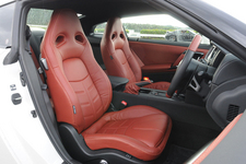 日産 新型GT-R（2013年モデル）Premium edition [ファッショナブルインテリア] セミアニリン本革フロントシート
