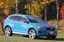 ボルボ XC60 T5 R-DESIGN[2013年モデル](ボディカラー：レーベルブルーはR-DESIGN専用色)