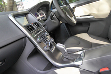 ボルボ XC60 T5 R-DESIGN フリーフローティング・センタースタックがスタイリッシュだ。