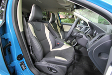 ボルボ XC60 T5 R-DESIGN R-DESIGN専用本革スポーツシート(フロント)はオフブラックとソフトベージュのコンビ柄。