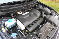ボルボ XC90 3.2 AWD R-DESIGN パッケージ　3.2リッター DOHC 24V 直列6気筒 NAエンジンを横置きに搭載する。