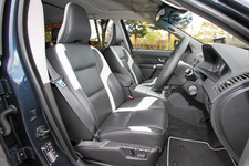ボルボ XC90 3.2 AWD R-DESIGN パッケージ　専用インテリア・専用本革スポーツシート(コントラストカラー・ステッチ入り)
