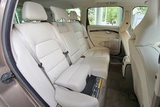 ボルボ V70 T4 SE リアシート(インテグレーテッド・チャイルド・クッション使用時)