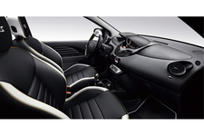 ・ ブラックファブリック×ホワイトレザー調コンビフロントシート（イエローステッチ）