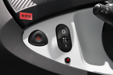 日産 ニューモビリティコンセプト(New Mobility Concept)左がハザードスイッチ、右は上から「ドライブ」「ニュートラル」「リバース」スイッチ(※ニュートラルは上下のボタンを同時に押す)