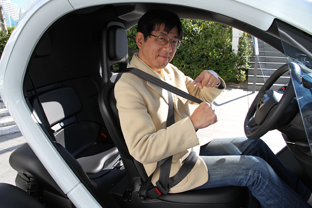 日産 ニューモビリティコンセプト(New Mobility Concept)シートベルトは3点式のほかに右肩にかけるシートベルトが1本追加されている