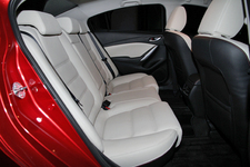 マツダ 新型 アテンザ セダン XD L Package リアシート