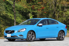 ボルボ S60 T6 AWD R-DESIGN[ポールスター・パフォーマンス・パッケージ][ボディカラー：レーベルブルー(2013年モデルより設定されたR-DESIGN専用色)]