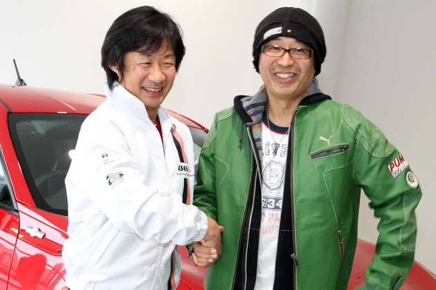固く握手を交わすトヨタマーケティングジャパンの喜馬 克治氏とピストン西沢氏