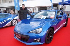 モータージャーナリストの河口まなぶ氏とスバルBRZ