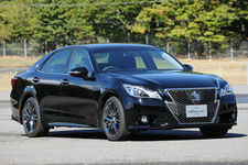 トヨタ 新型クラウン アスリートS(ブラック/赤(ファブリック))