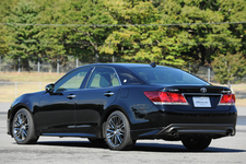 トヨタ 新型クラウン アスリートS(ブラック/赤(ファブリック))