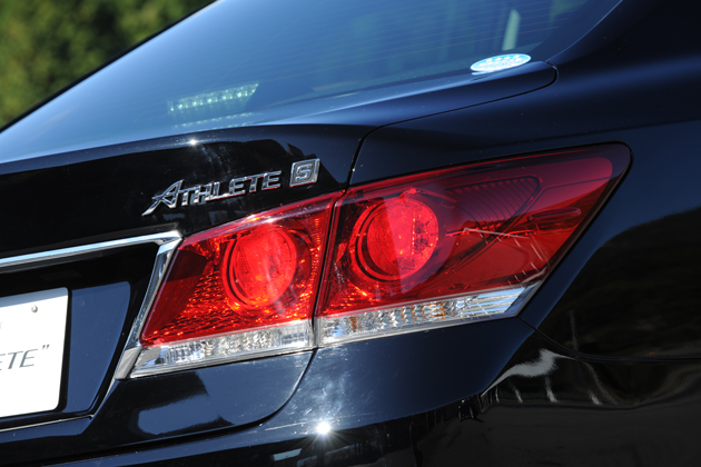 トヨタ 新型クラウン アスリートS(ブラック/赤(ファブリック))