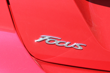 新型 フォード フォーカス[2013年春 日本導入予定モデル]　”FOCUS”エンブレム