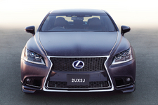 [東京オートサロン2013]「2UX3J」(LEXUS)レクサスブース　レクサスLS600h”F SPORT”
