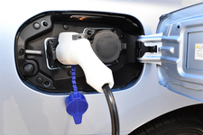 三菱 アウトランダー PHEV「G Premium Package」 充電口に充電ケーブルを挿入した状態