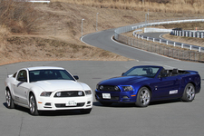 フォード 新型マスタング V8 GTクーペ プレミアム(左)とV8 GT コンバーチブルプレミアム(右)