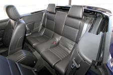 フォード 新型マスタング V8 GTコンバーチブル プレミアム　リアシート