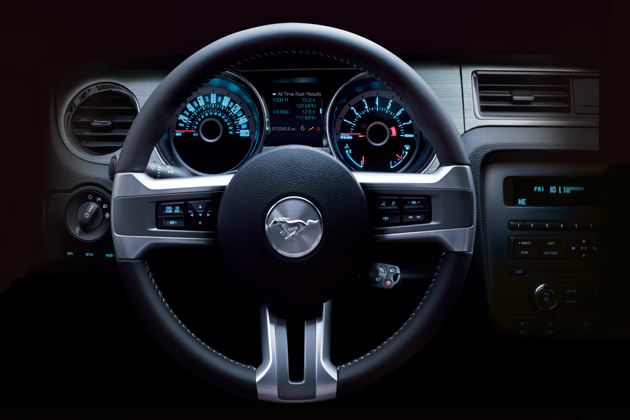 フォード 新型マスタング V8 GTクーペ プレミアム　メーター周り