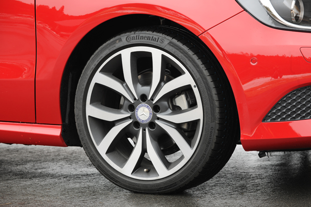 メルセデス・ベンツ 新型 Aクラス「A180 ブルーエフィシェンシー "ナイトパッケージ"」　18インチ5スポークアルミホイール