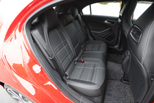 メルセデス・ベンツ 新型 Aクラス「A180 ブルーエフィシェンシー "ナイトパッケージ"」　リアシート