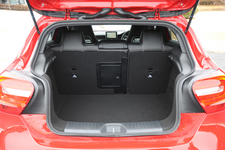 メルセデス・ベンツ 新型 Aクラス「A180 ブルーエフィシェンシー "ナイトパッケージ"」　ラゲッジ・荷室(定員乗車時)