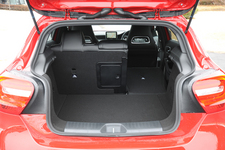 メルセデス・ベンツ 新型 Aクラス「A180 ブルーエフィシェンシー "ナイトパッケージ"」　ラゲッジ・荷室(分割可倒リアシート前倒し時)