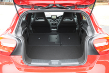 メルセデス・ベンツ 新型 Aクラス「A180 ブルーエフィシェンシー "ナイトパッケージ"」　ラゲッジ・荷室(2名乗車時)