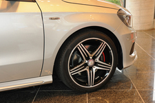 メルセデス・ベンツ 新型 Aクラス「A250 シュポルト」18インチAMG5スポークアルミホイール[235/40R18]