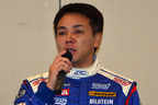 2013年のニュル24耐へ出場するSUBARU WRX STI 4ドアのドライバー「吉田寿博」選手
