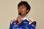 2013年のニュル24耐へ出場するSUBARU WRX STI 4ドアのドライバー「佐々木孝太」選手