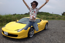 清水草一氏と愛車の458イタリア