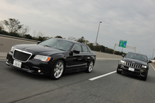 クライスラー 300 SRT8(左)とジープ グランド チェロキー SRT8(右奥)の走行シーン