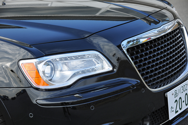 クライスラー 300 SRT8 アダプティブバイキセノンヘッドライト+LEDクリアランスランプ