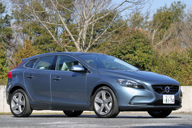 ボルボ 新型 V40 T4 SE[ボディカラー：ビアリッツブルーメタリック]