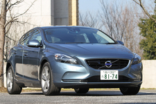 ボルボ 新型 V40 T4 SE　フロント周り