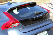 ボルボ 新型 V40 テールゲート形状もP1800(1800ES)のスタイルを受け継ぎながら、最新ボルボの6角形スタイルも生かしている。