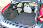 ボルボ 新型 V40 T4 SE 荷室(後席前倒時)